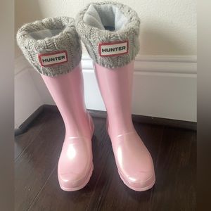 Hunter kids Nebula rain boots in color Bella. Comes with socks in size 3.